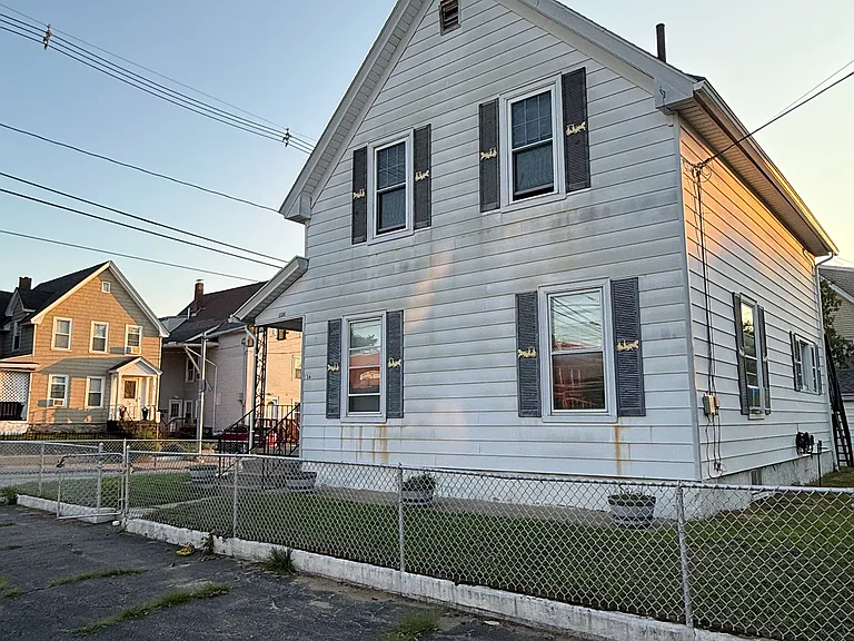 136 Hall St #2 — Photo 9