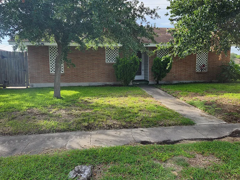 1650 Pinewood Dr — Photo 1