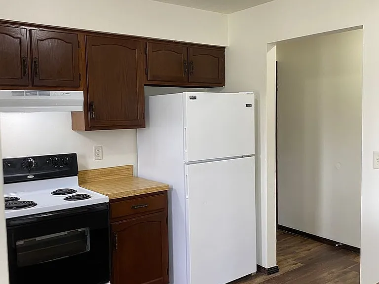Immaculate Updated 1 & 2 Bedroom with 1 Bath — Photo 20