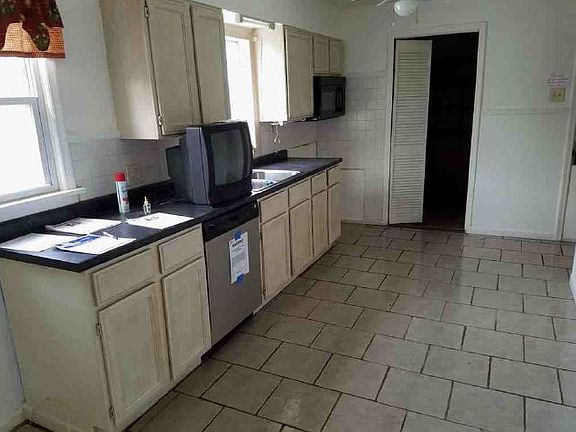 5th image of 9719 Flora Ave