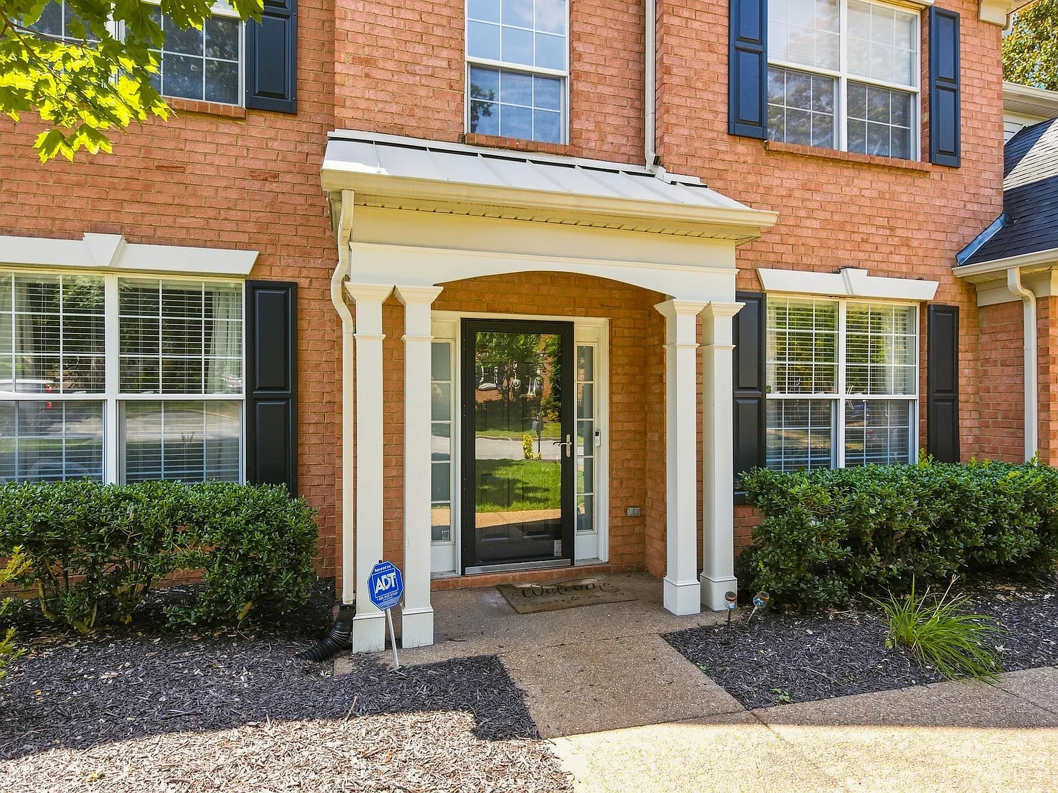 4 bed, 2.5 bath, 2542 sqft, $3,500 — Photo 3