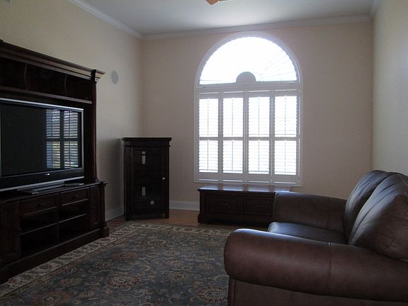 LR w/10ft ceiling, hardwood 