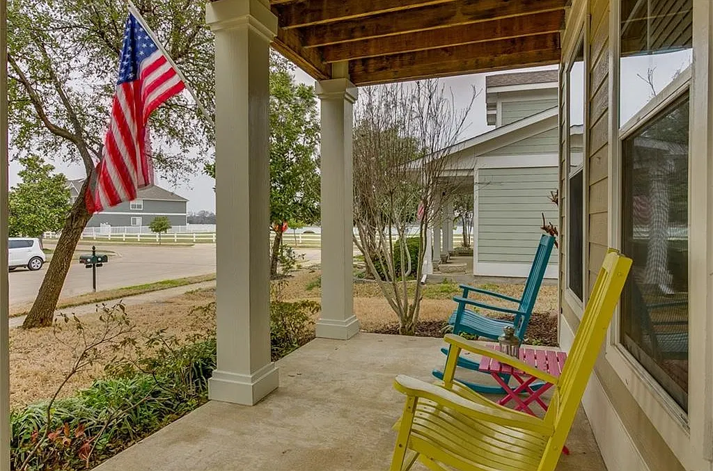 4 bed, 2.5 bath, 2288 sqft, $2,400 — Photo 2