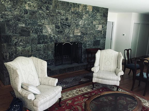 1 of 2 working fireplaces