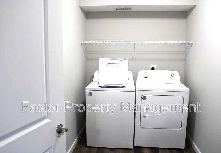 561 Elk St S — Photo 22