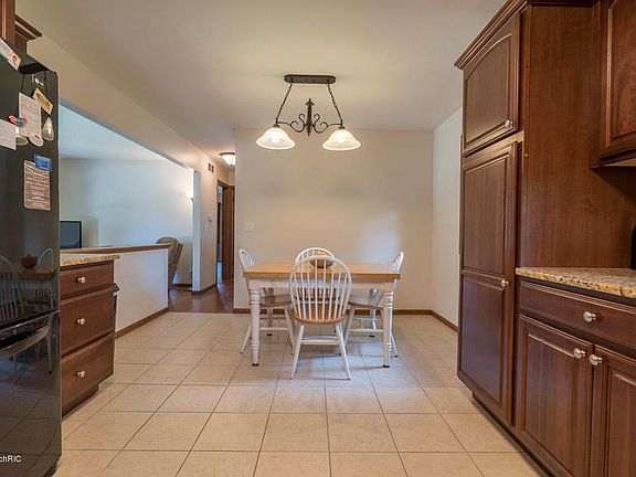 5th image of 140 Surry Oak Dr