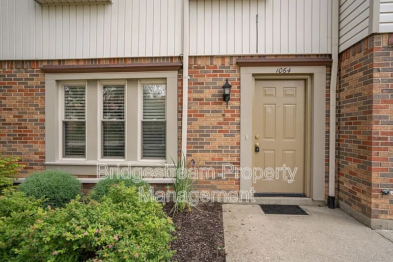 3 bed, 2.5 bath, 1600 sqft, $1,500 — Photo 2