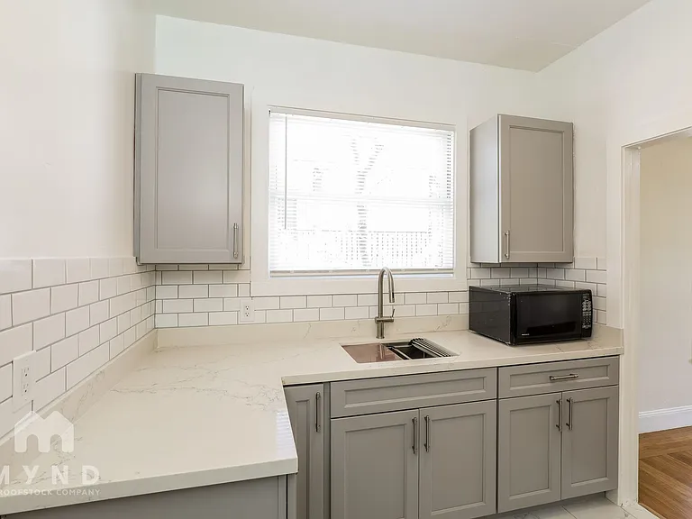 848 Erie St #4 — Photo 3