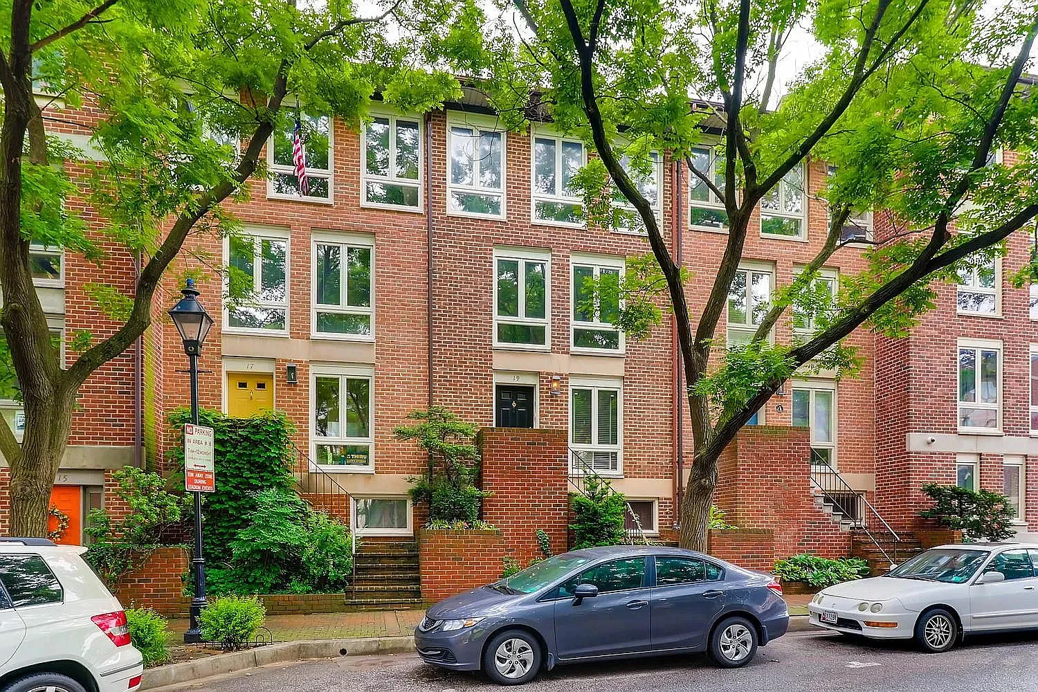 4 bed, 2.5 bath, 2304 sqft, $3,800 — Photo 2