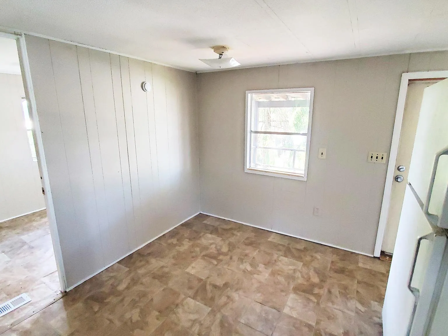 3 bed, 900 sqft, $750 — Photo 4
