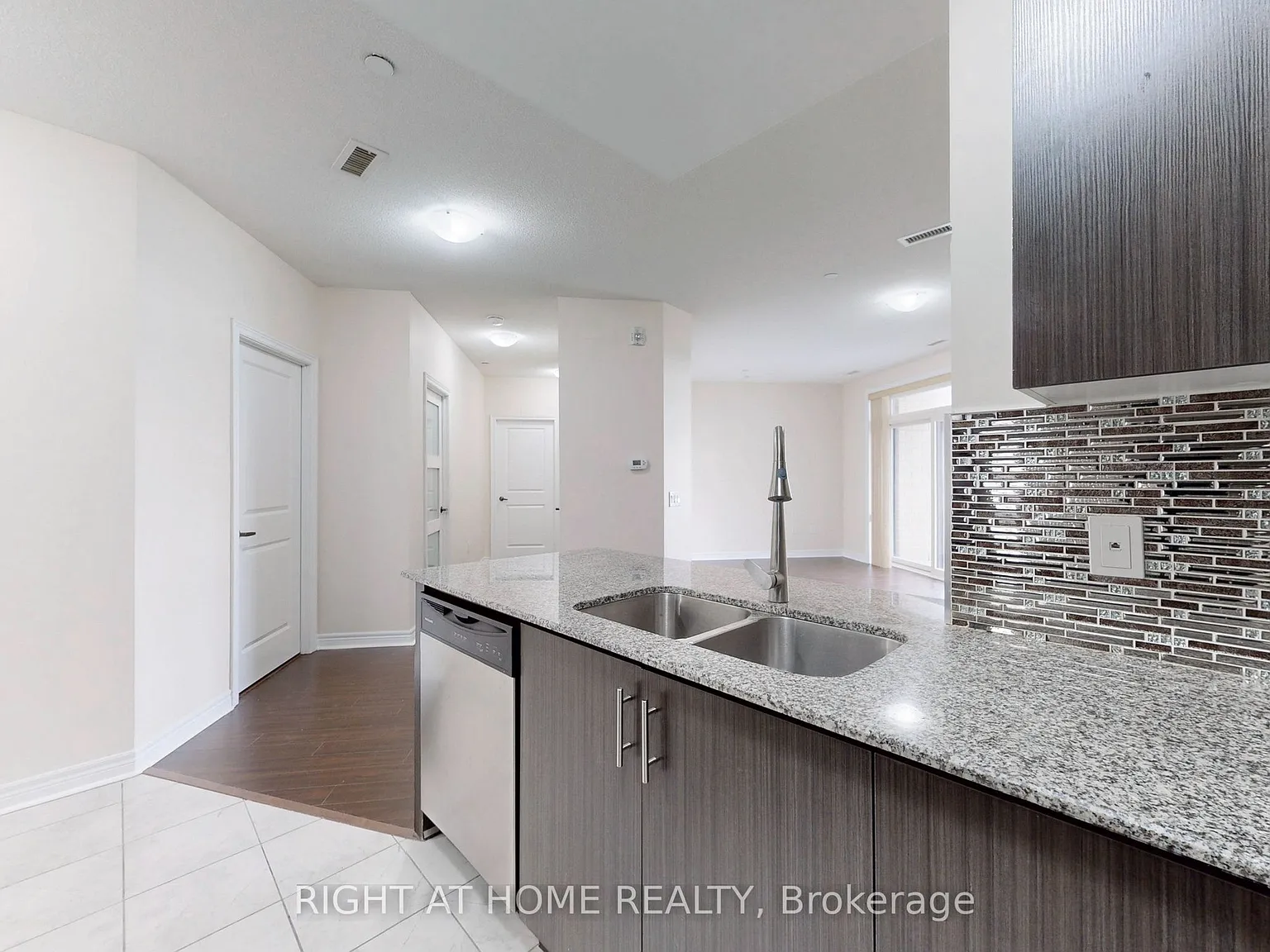 7325 Markham Rd — Photo 4
