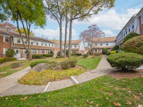 54 Parkside Dr, Suffern, NY 10901