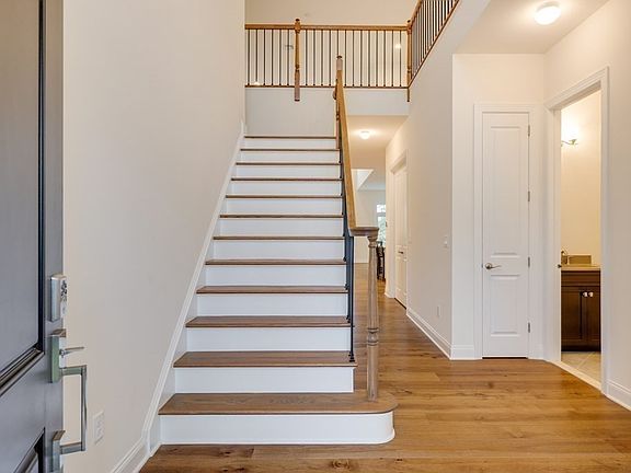 4th image of 35 Briarwood Ave