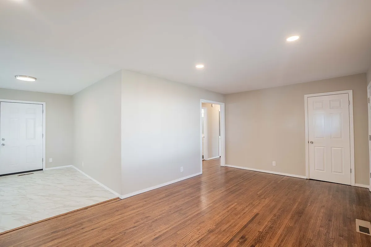 Building Photo - 815 N Hudson Ave