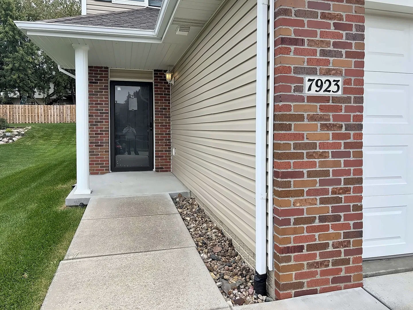 7923 S 162nd St 3 Bed/2.5 Bath End-Unit Townhome in Millard School District | 2-Car Garage, Prima... — Photo 2