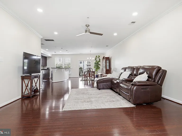 7931 Crescent Park Dr — Photo 4