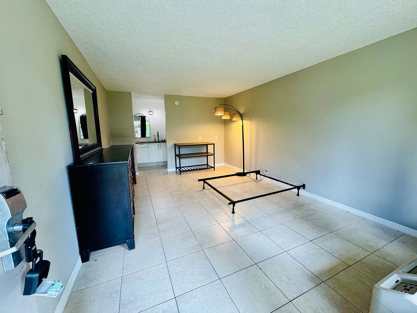 Best Deal in the Area! Newly renovated studio apartments - all utilities included! — Photo 4