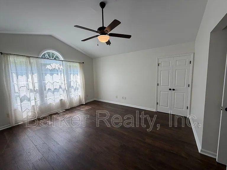 704 Southampton Dr — Photo 6