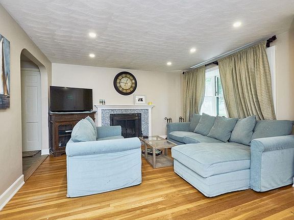 5th image of 622 Neponset St