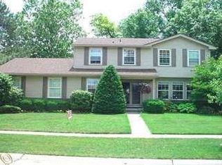 1840 Smallbrook Dr, Troy, MI