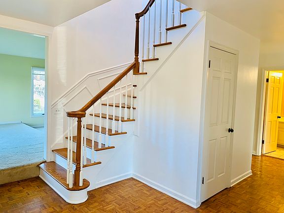 5th image of 57 Graymoor Ln