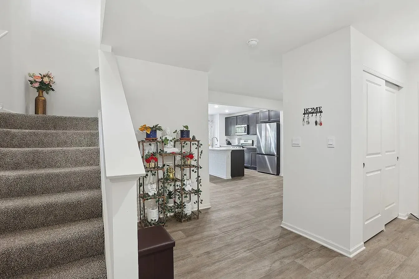 3 bed, 2.5 bath, 1770 sqft, $3,200 — Photo 3