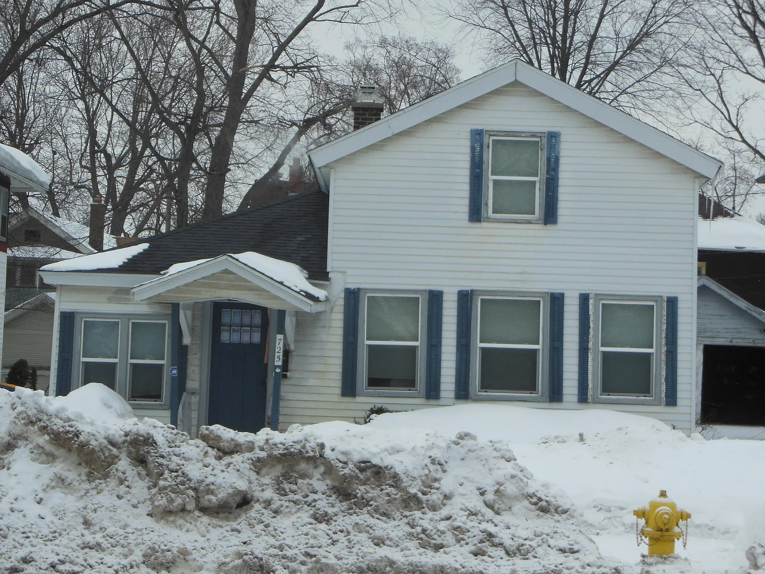 5 bed, 1.5 bath, 1496 sqft, $2,050 — Photo 1