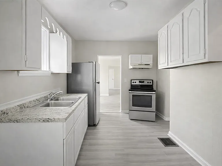 2025 Mansfield St — Photo 4