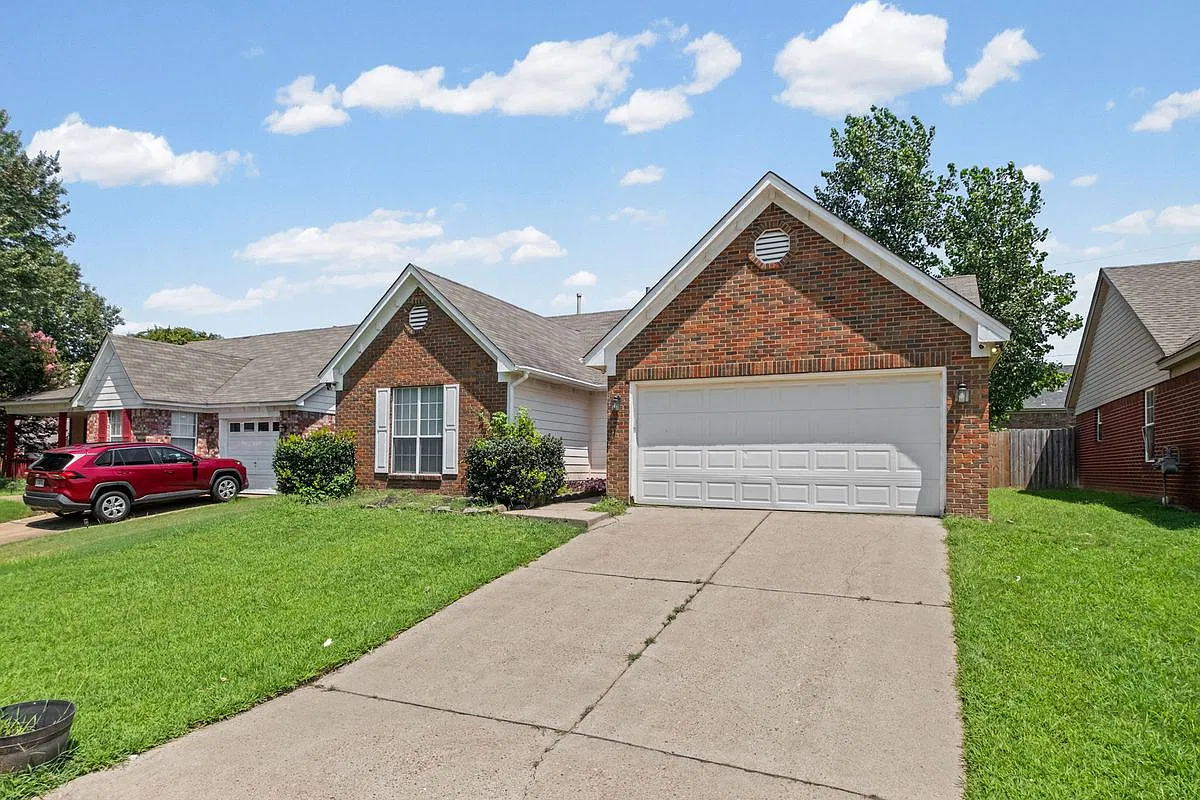 3 bed, 2.0 bath, 1328 sqft, $1,700 — Photo 4
