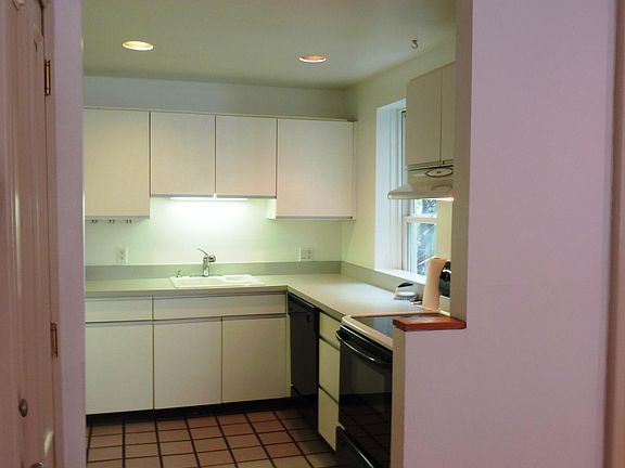 4th image of 2010 Wallace St Floor 1