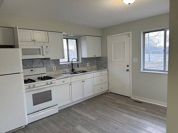 4th image of 702 Clinton River Dr