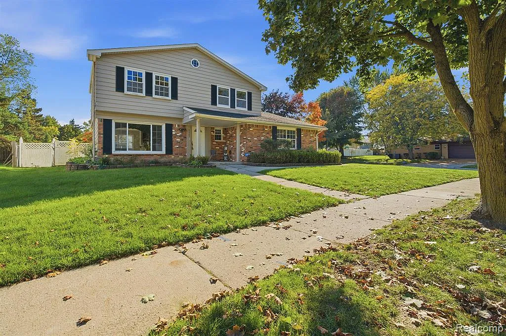 4 bed, 2.5 bath, 1735 sqft, $3,300 — Photo 2