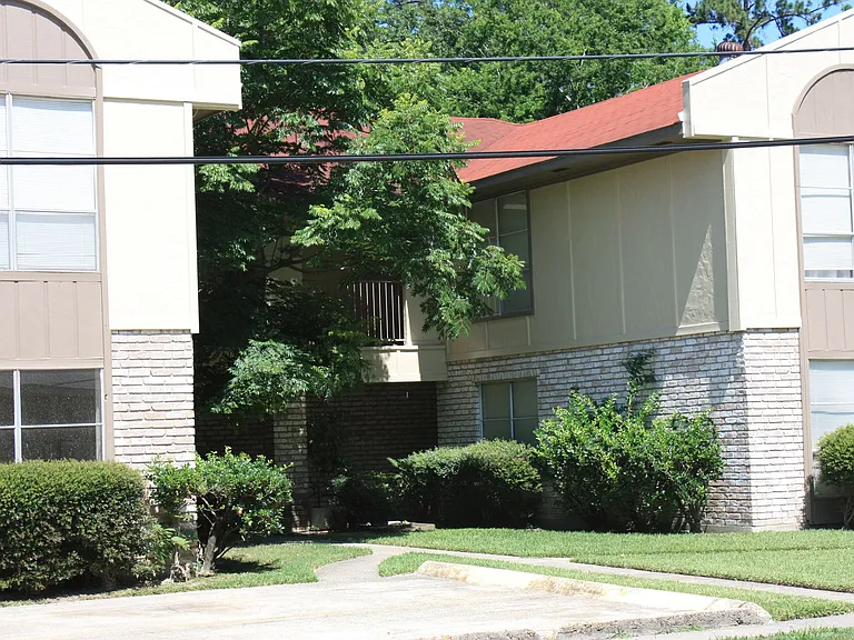 752 Kenmore Ave — Photo 3