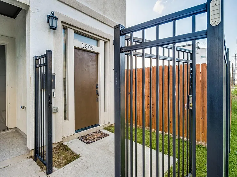 1509 Holly St — Photo 11