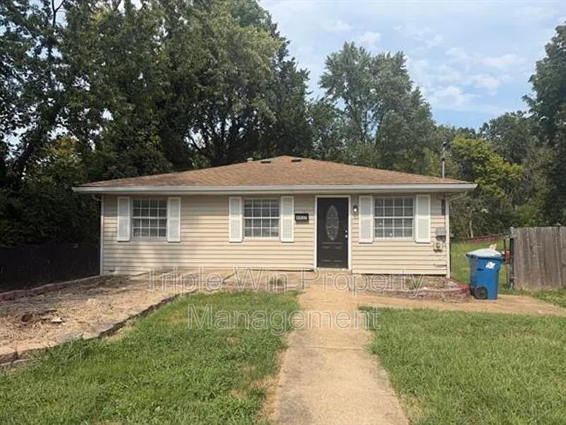 3 bed, 2.0 bath, 1184 sqft, $1,620 — Photo 2