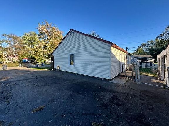 4th image of 7227 Saratoga Ave