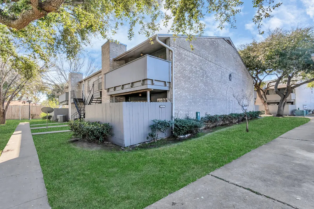 Unit Photo - 9700 Leawood Blvd #1806