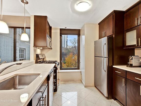 3rd image of 200 E 61st St APT 4F