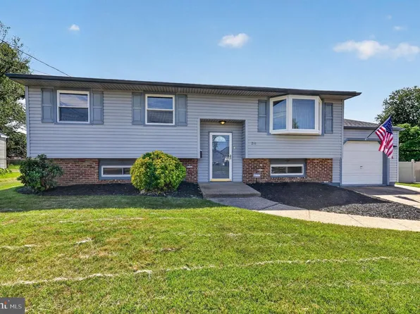 211 Hobart Dr, Laurel Springs, NJ 08021