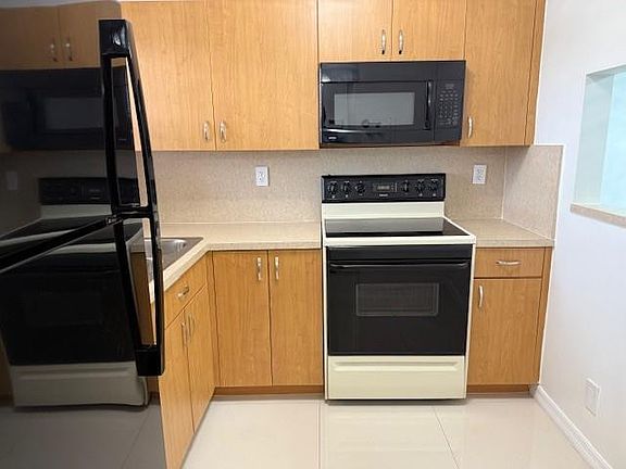5th image of 9660 Sunrise Lakes Boulevard #306