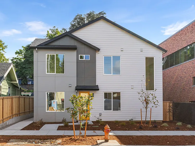 *1 Month Free Rent* A 2bd/2bath Modern Townhome In Portland's Vibrant Hollywood District — Photo 13