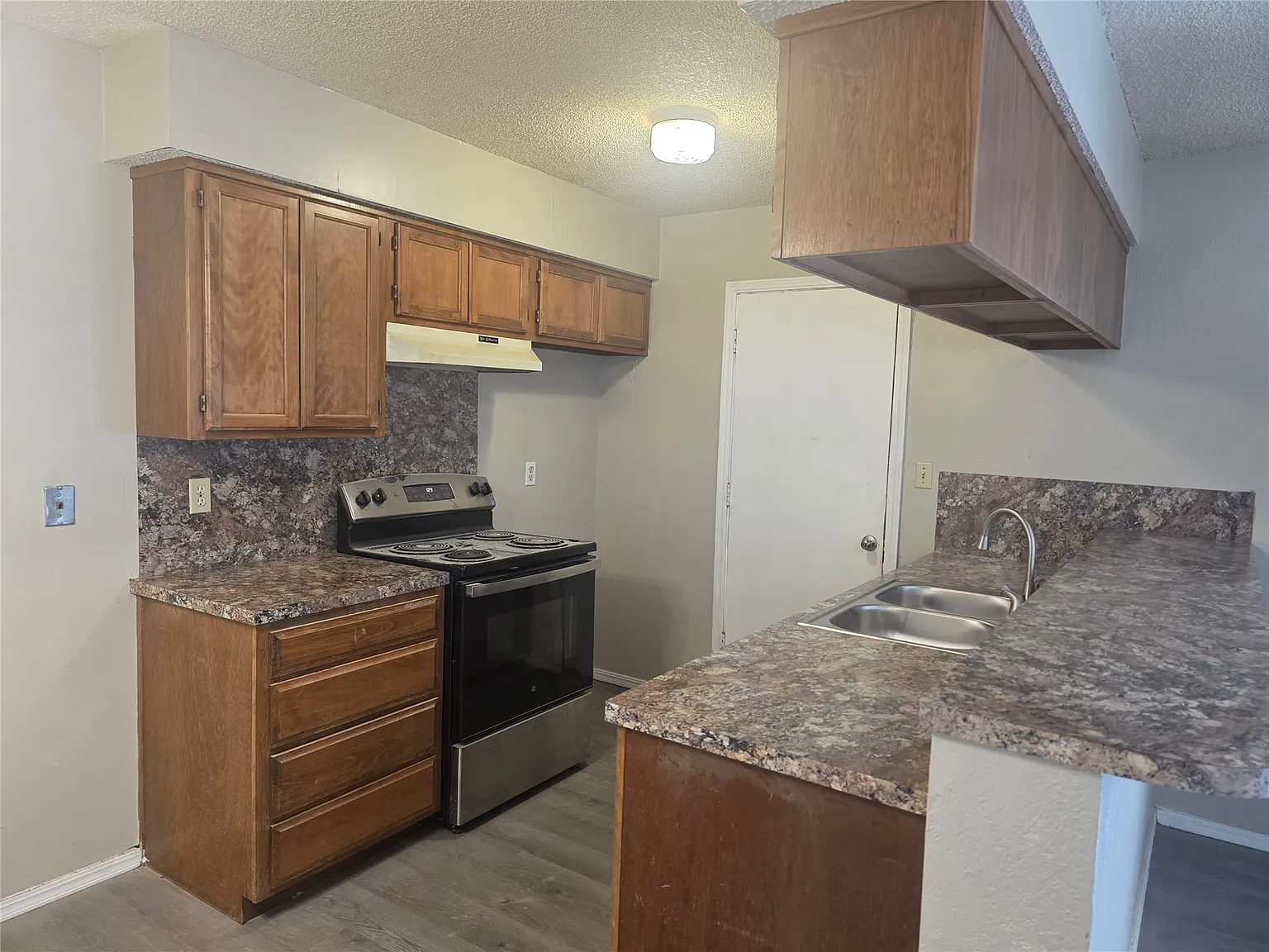 3 bed, 2.0 bath, 2304 sqft, $1,250 — Photo 2