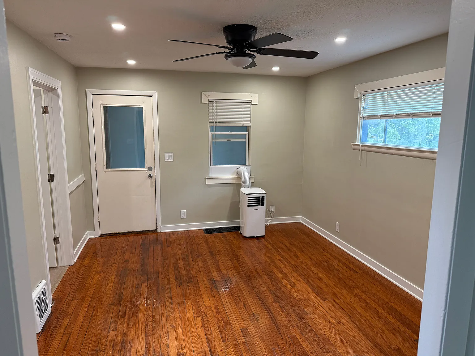 2 bed, 1.0 bath, 650 sqft, $1,100 — Photo 2
