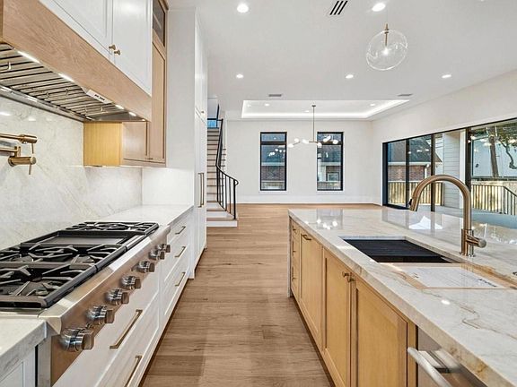 4th image of 4035 Merrick St