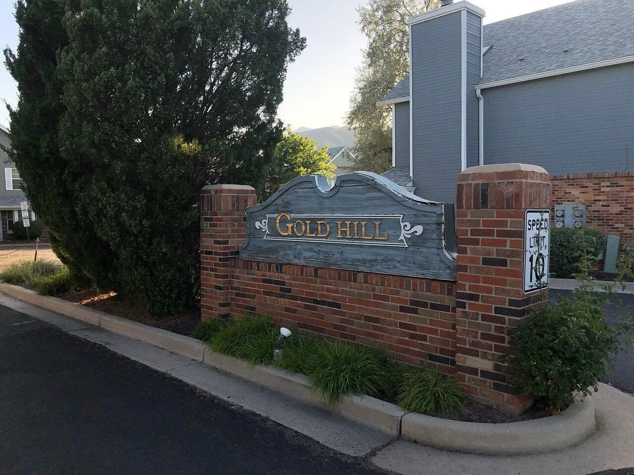 Charming 3 Bd Townhome With 3.5 Baths & Convenient Westside Location! — Photo 4