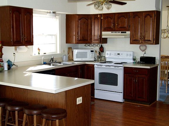 Open Kitchen w/Breakfast Bar