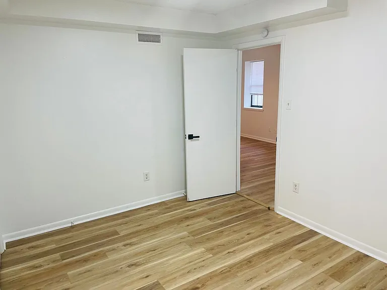 500 W Cross St — Photo 9