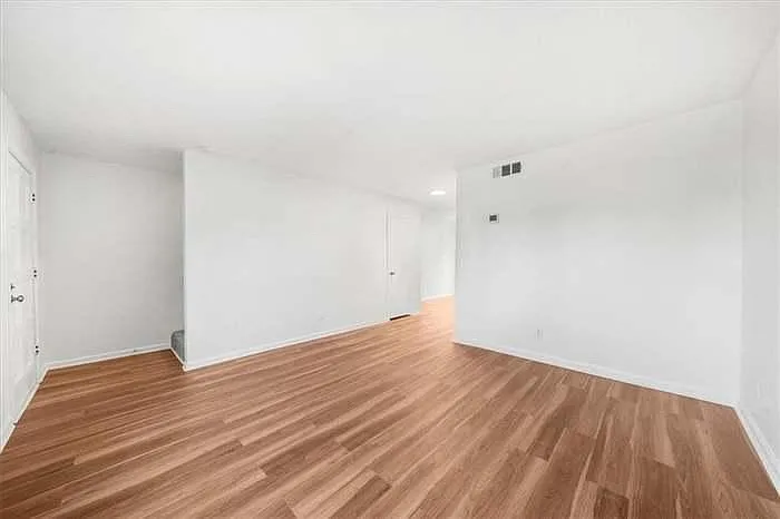 382 Northdale Ct — Photo 2