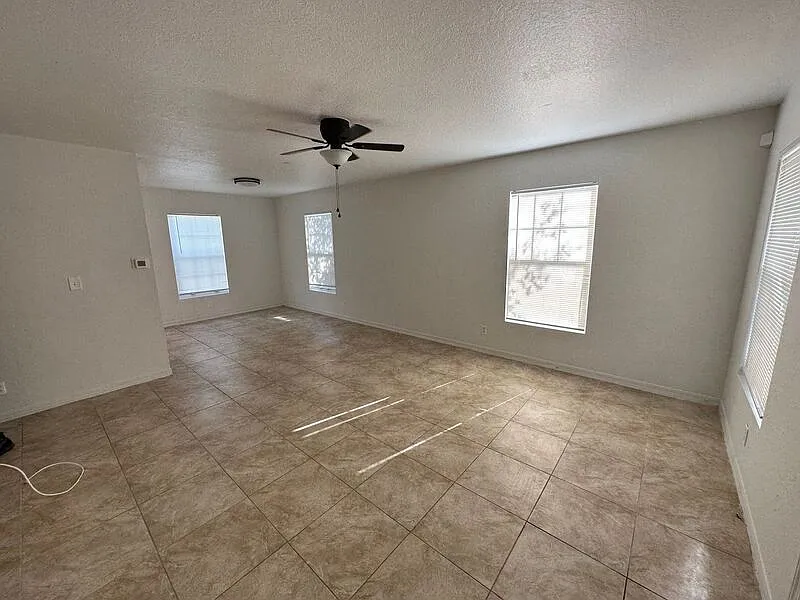 3 bed, 2.0 bath, 1300 sqft, $2,480 — Photo 2