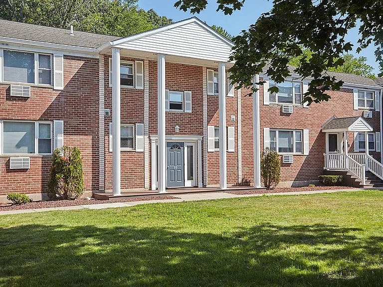 Colonial Village Apartments & Townhomes at Colonial Village — Photo 6
